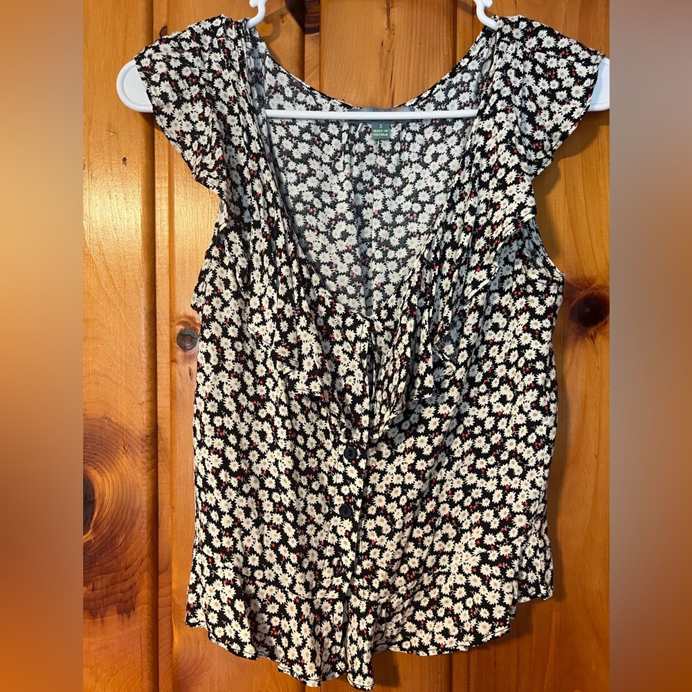 Adorable floral blouse. Never worn.